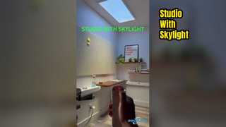 인공 채광창은 스튜디오의 자연광 CCT를 시뮬레이션합니다.