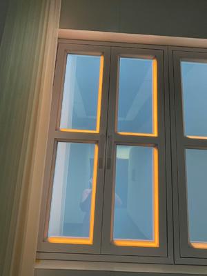 스마트 가짜 창문 조명 CRI 95 벽걸이형 L1332*W781*H66mm 앱 및 리모컨으로 제어하여 자연스러운 분위기 연출